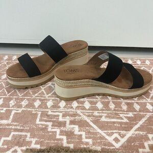 TOMS Black and Tan Wedge Sandals size 8 EUC